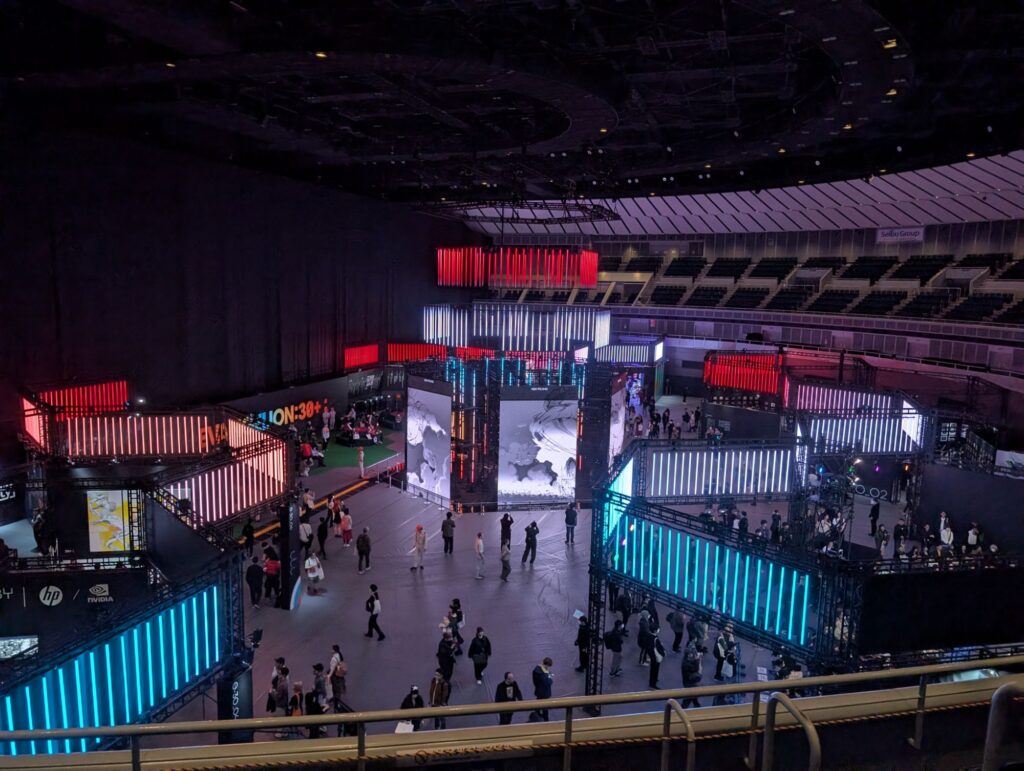 休憩エリアから見下ろした展示周遊エリア